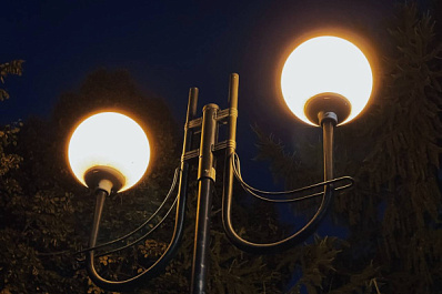 В Новокуйбышевске уличные хулиганы испортили фонари