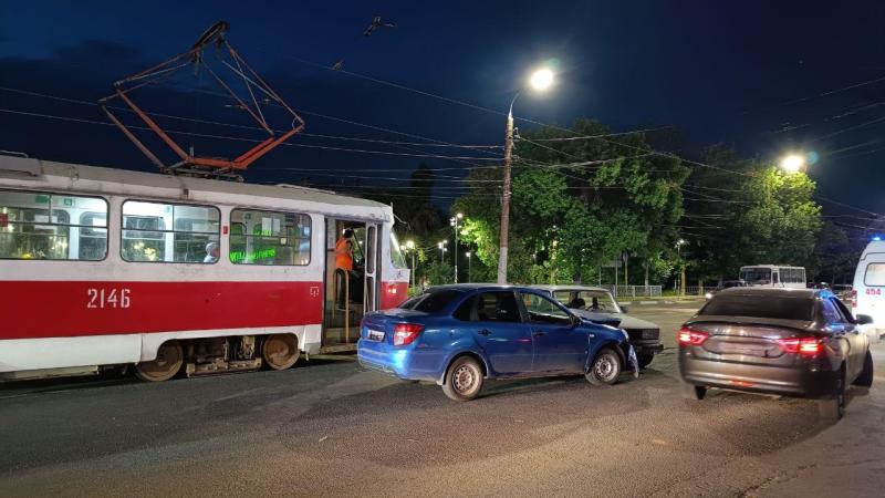 В Самаре на перекрестке улиц Авроры и Аэродромной столкнулись "Гранта" и "пятерка"