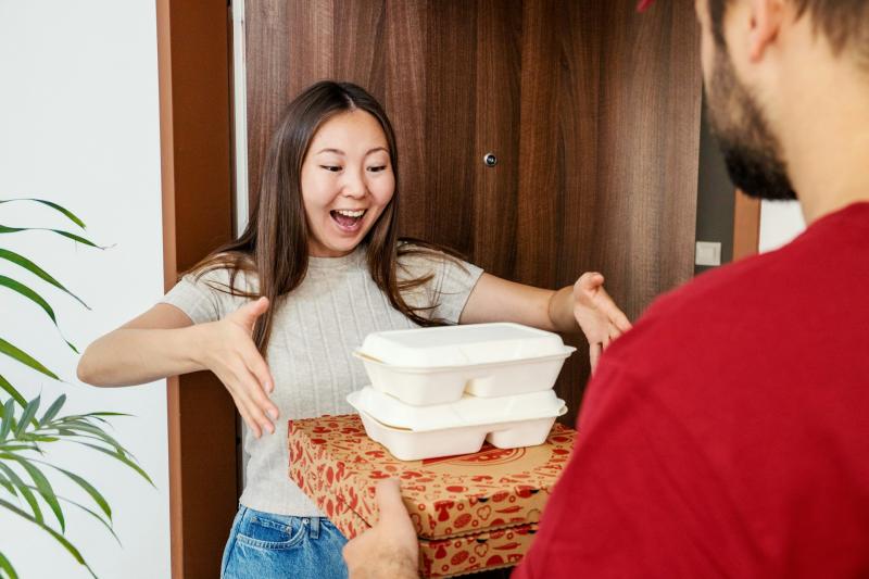 27 % россиян признались, что наряжаются перед приходом курьера