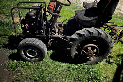 Пенсионер перевернулся на самодельном тракторе на дороге в Самарской области