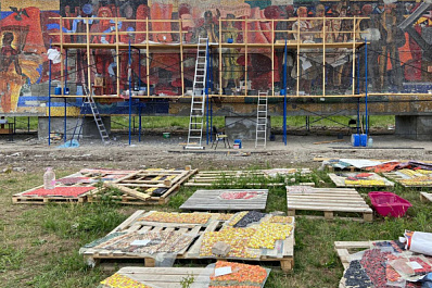 В Тольятти панно "Радость труда" обретает исторический облик