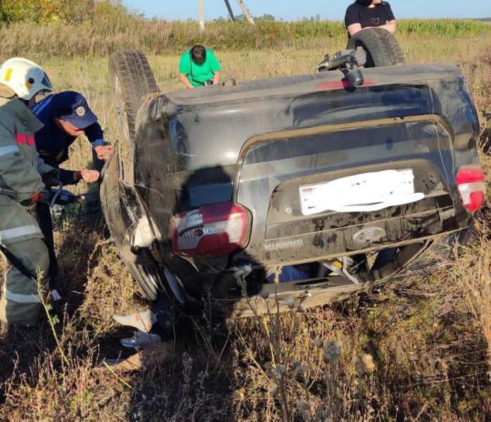 В Самарской области LADA Granta вылетела с трассы и перевернулась на крышу