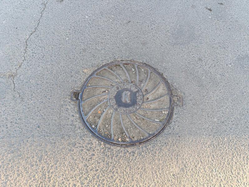 Кусок канализационного люка пробил лобовое стекло машины с маленькими детьми