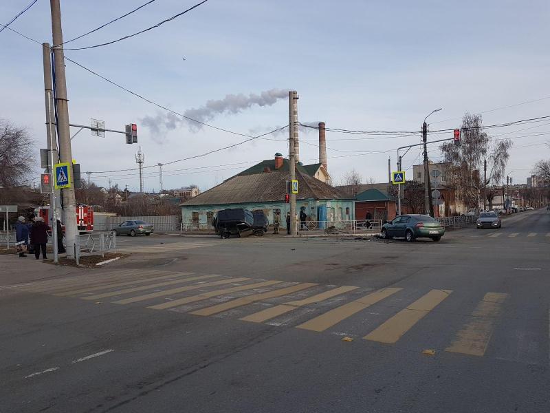 В Сызрани водитель "Нивы" проскочил на красный свет и влетел в забор