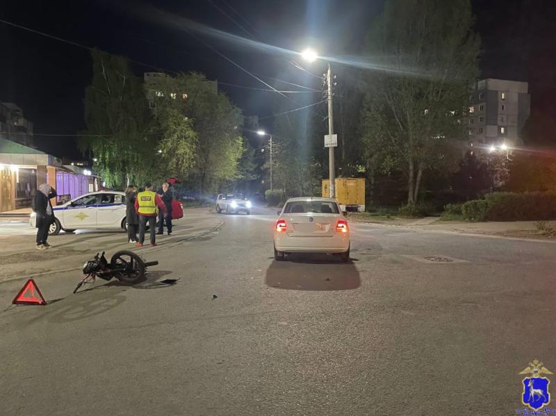 В Сызрани парень без прав на незарегистрированном мопеде врезался в иномарку
