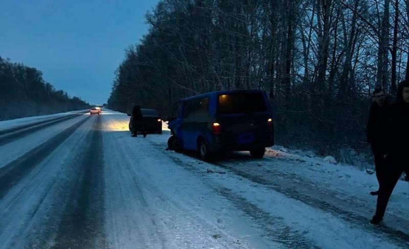 В Самарской области на трассе столкнулись микроавтобус и "десятка"