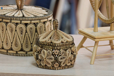 В Самаре представители старшего поколения создают вазы, украшения и даже мебель из крученой бумаги