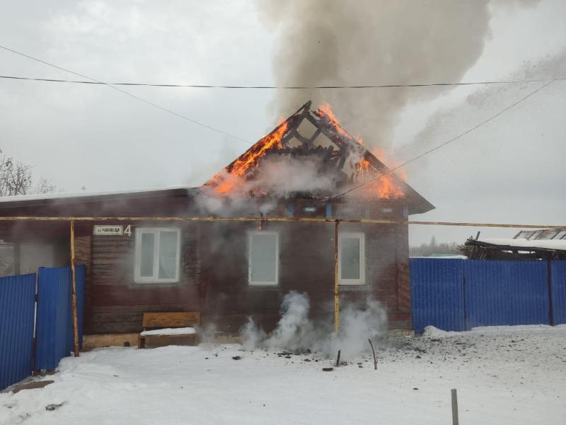 Спасли парализованную женщину: в Октябрьске вспыхнул дом