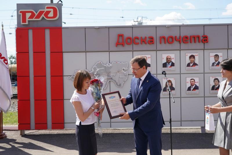 Дмитрий Азаров вручил награды работникам железной дороги