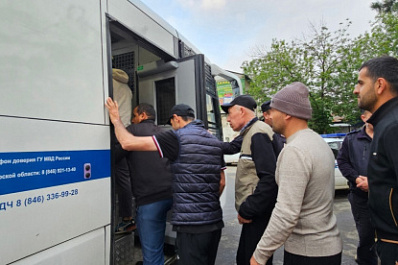 Снимали с заборов: в Самаре проверили иностранцев на овощной базе