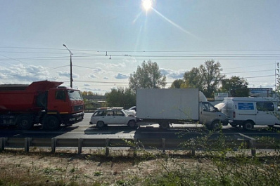 В Тольятти водитель грузовика устроил массовое ДТП на светофоре