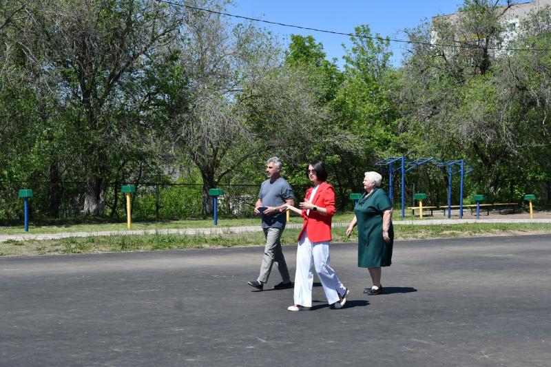 Завлекают в спорт: в Прибрежном строят универсальную площадку