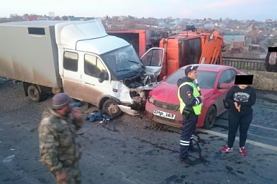 Под Самарой КамАЗ врезался в "Газель" и иномарку