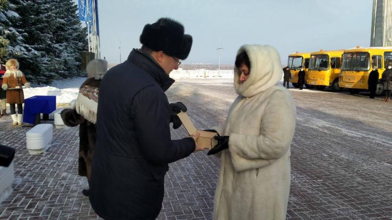 Губернатор Дмитрий Азаров передал ключи от новых автобусов школам региона 