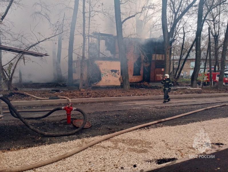 В Самаре утром 10 ноября сгорела двухэтажная заброшка на улице Нагорной