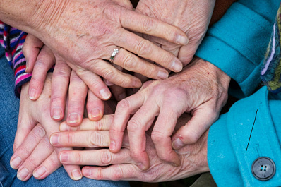 В Красноярском районе пожилые люди сплели божьих коровок из проволоки