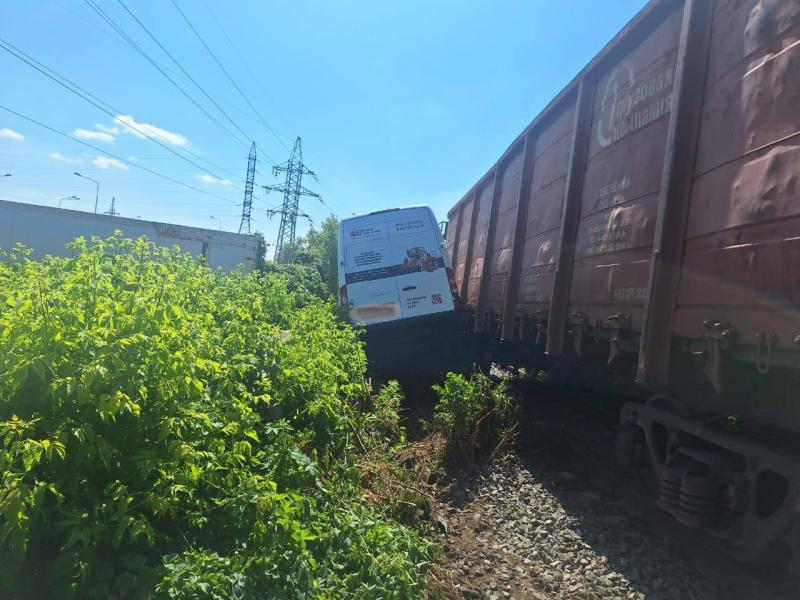 В Самаре 2 июля грузовой поезд столкнулся с "газелью"