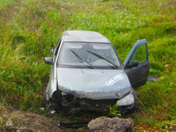 В Самарской области водитель Калины съехал с трассы и перевернулся