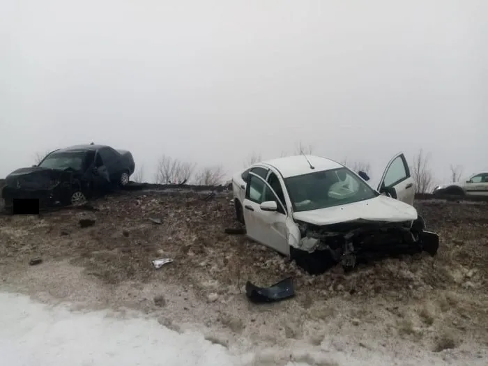 Два водителя пострадали в лобовом столкновении на трассе в Самарской области