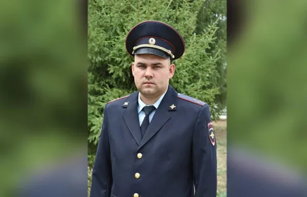 В Самарской области полицейский спас соседа из полыхающего дома