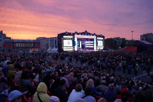 Группа "Сурганова и Оркестр" - специальный гость концерта ко Дню Победы в Самаре