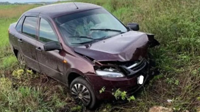 В Самарской области 14 августа легковушка слетела в кювет