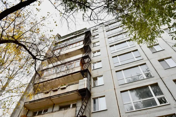 Спасатели попали в квартиру через балкон и помогли пенсионерке