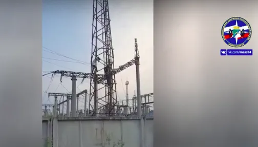 В Сибири неадекватный мужчина залез на мачту освещения