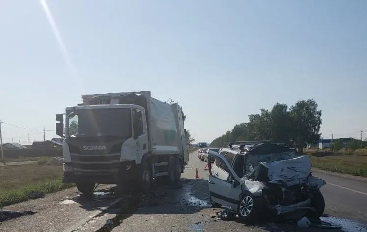 На трассе под Самарой водитель "Калины" врезался в мусоровоз и погиб