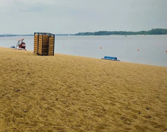 На самарском пляже разбирают кабины для переодевания