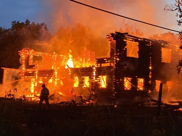 Под Тольятти на площади 200 кв. м полыхал корпус турбазы
