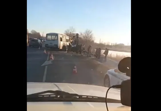 Три человека пострадали при столкновении автобуса и манипулятора на трассе под Самарой