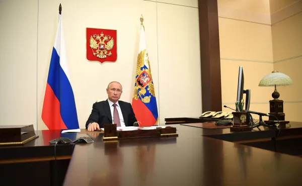 Путин потребовал ужесточить санитарные нормы при организации очного обучения