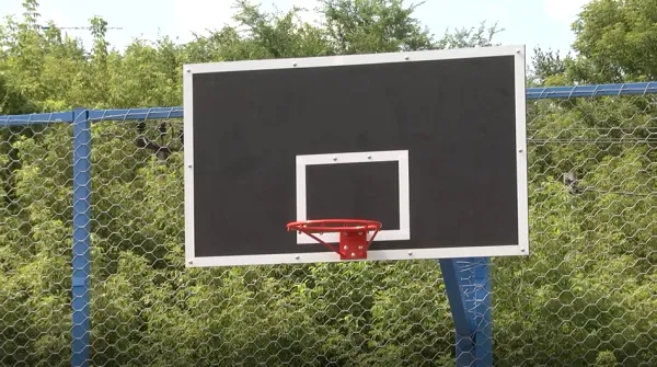 В Отрадном обновляют две спортплощадки