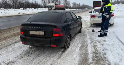 В Самарской области сотрудники ГИБДД помогли водителю заменить колесо