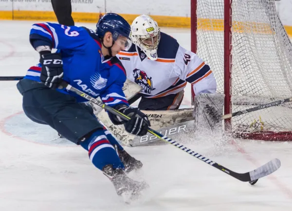 "Ладья" в первом матче проиграла хоккеистам из Оренбурга