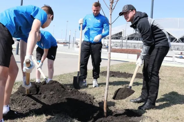 Дмитрий Азаров вместе с воспитанниками и тренерами "Академии КС" высадил каштаны возле "Солидарность Арены"