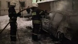 В Промышленном районе Самары 9 огнеборцев тушили автомобиль