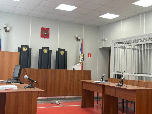 В Самаре осудили бывшего полицейского за взятку и драку со следователем