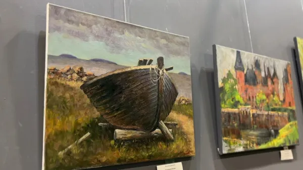 Весна во дворе, индийские мотивы, деревенские домики: что можно увидеть на выставке Дмитрия Мантрова