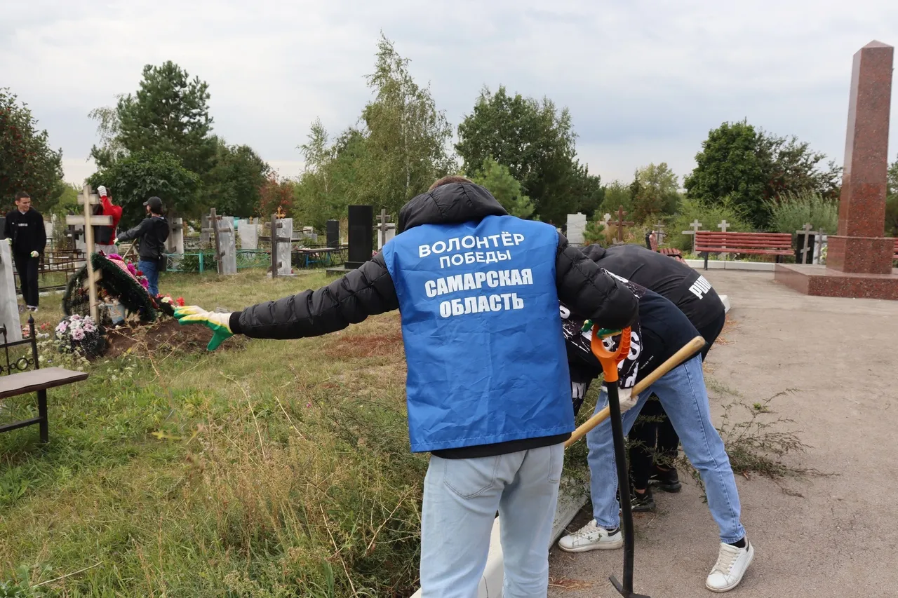 В Новокуйбышевске молодые активисты облагородили могилы ветеранов | СОВА -  главные новости Самары