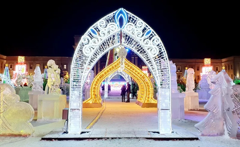 На площади имени Куйбышева в Самаре открыли ледовый городок и 8 локаций "Сказочного леса"