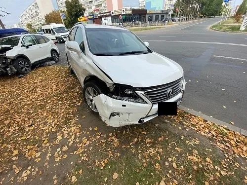 В тольяттинском дворе столкнулись Lexus и Subaru