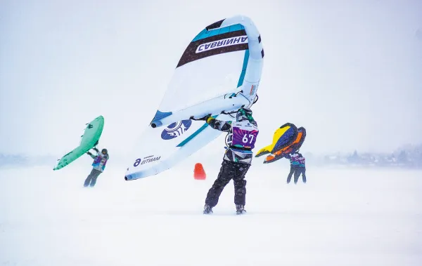 Унесенные ветром: как прошел главный старт зимнего парусного сезона на Жигулевском море