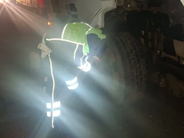 На трассе в Самарской области у водителя фуры лопнуло колесо