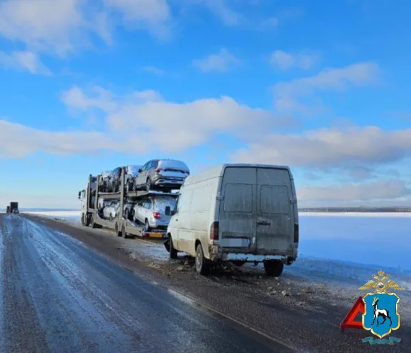 В Самарской области на трассе столкнулись Мерседес и большегруз