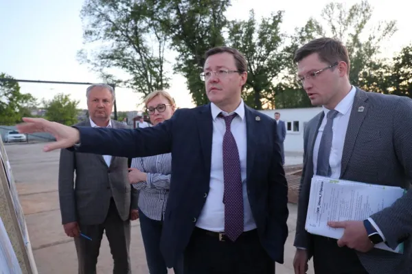 Дмитрий Азаров проконтролировал ход строительства школы на 5-й просеке