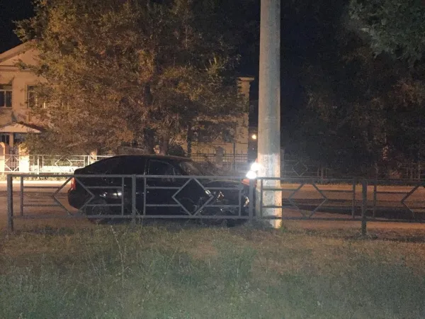 В Самаре "Приора" влетела в световую опору