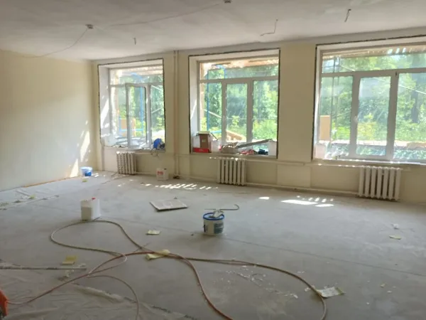 Капитальный ремонт гимназии Гармония в Отрадном подрядчик ведет в ежедневном режиме