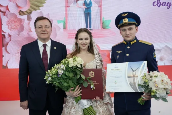 Дмитрий Азаров на выставке Россия поздравил молодоженов из Самарской области